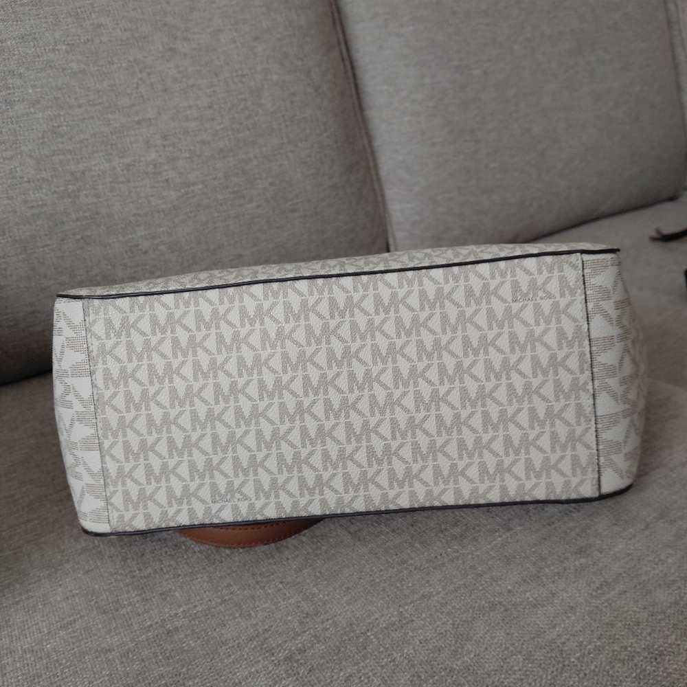 Michael Kors Jet Set Travel Tote Bag - Picture 4 of 11